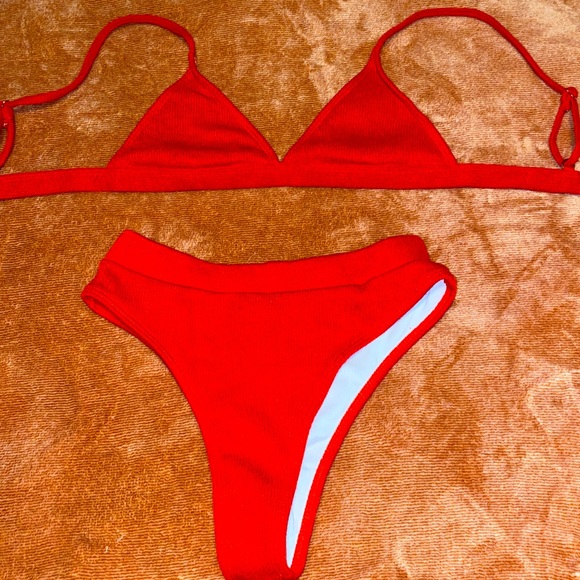 Red bikini - Picture 1 of 4
